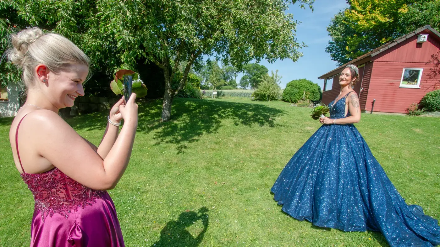 Treffen sich zwei Königinnen: Laura Zöllner posiert mit ihrem beeindruckenden blauen Glitzer-Kleid für Maren Rahmann – sie ist Königin der Hubertus-Schützen aus Wamel, die im Juli Schützenfest feiern.