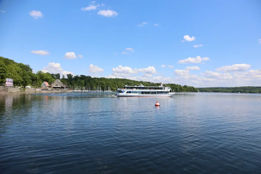 Blick auf den Katamaran am Möhnesee