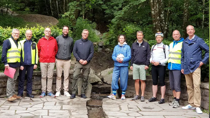 Die Teilnehmer der Sommerradtour haben sich hier zu einem Gruppenbild zusammengestellt. Rechts im Bild Ruhrverbands-Vorstandsvorsitzender Prof. Dr. Christoph Donner. Zweiter von links Möhnesees Verbandsvertreter Klaus Peter Teipel. · Foto: Ruhrverband.
