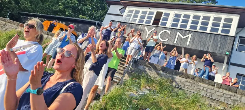 „Und Juuubel!“ — die vielen Komparsen ließen sich da nicht zweimal bitten.