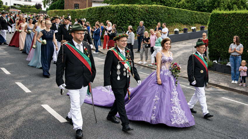 Blick auf den Festzug: Michael Peck und seine Frau Christine Dankwardt waren das Königspaar zum Jubiläum. Hier schreiten sie die Biberstraße hinunter zur Aufstellung zum Vorbeimarsch aller Schützen. · Fotos: MöhneReport