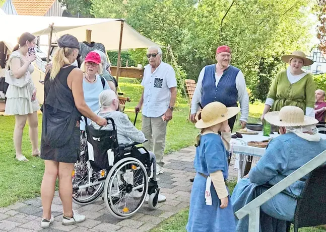 Auf dem Gelände der Seniorenresidenz hatten die Mittelalterfreunde aus Soest ihr Lager errichtet