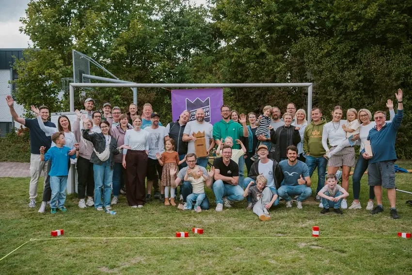 Erinnerungsfoto auf dem Bolzplatz in Delecke: Hier grüßen Teilnehmer und Fans vom Wikingerschach-Turnier des Delecker Freitsportvereins (FSV)