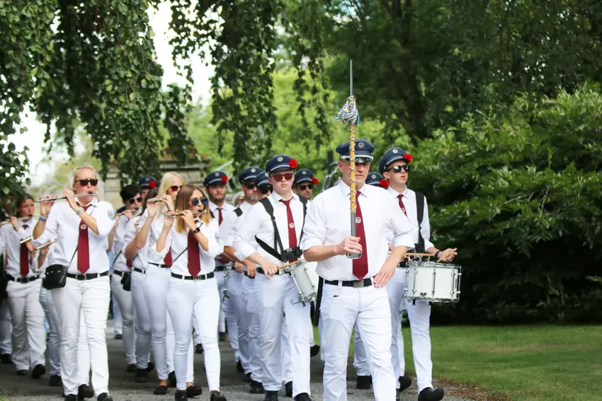 Hier marschieren die Spielleuten mit ihrem Tambourmajor Dirk Lüchtefeld an der Spitze auf den idyllischen Schlosshof der Familien von Bockum-Dolffs.