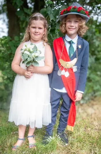 Marschierten am Sonntagnachmittag mit: Kinderkönigspaar Lennart Kemper und Kate Dittrich…